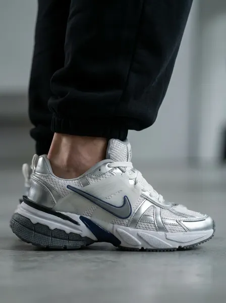 کتونی نایک وی تو کی V2K مدل 1013 رنگ سفید نقره‌ای | استایل رانینگ مدرن و راحت